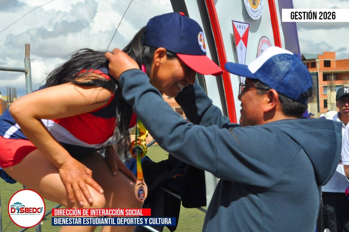 Autoridades de la Universidad Pública de El Alto estuvieron presentes en el Estadio Cosmos 79.
