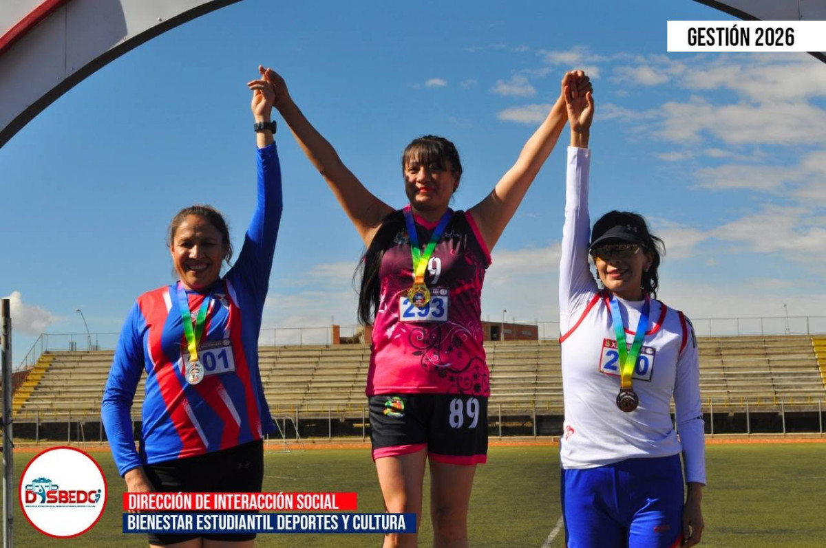 Premiación de la categoría femenina en las diferentes disciplinas de atletismo en el Estadio Cosmos 79.