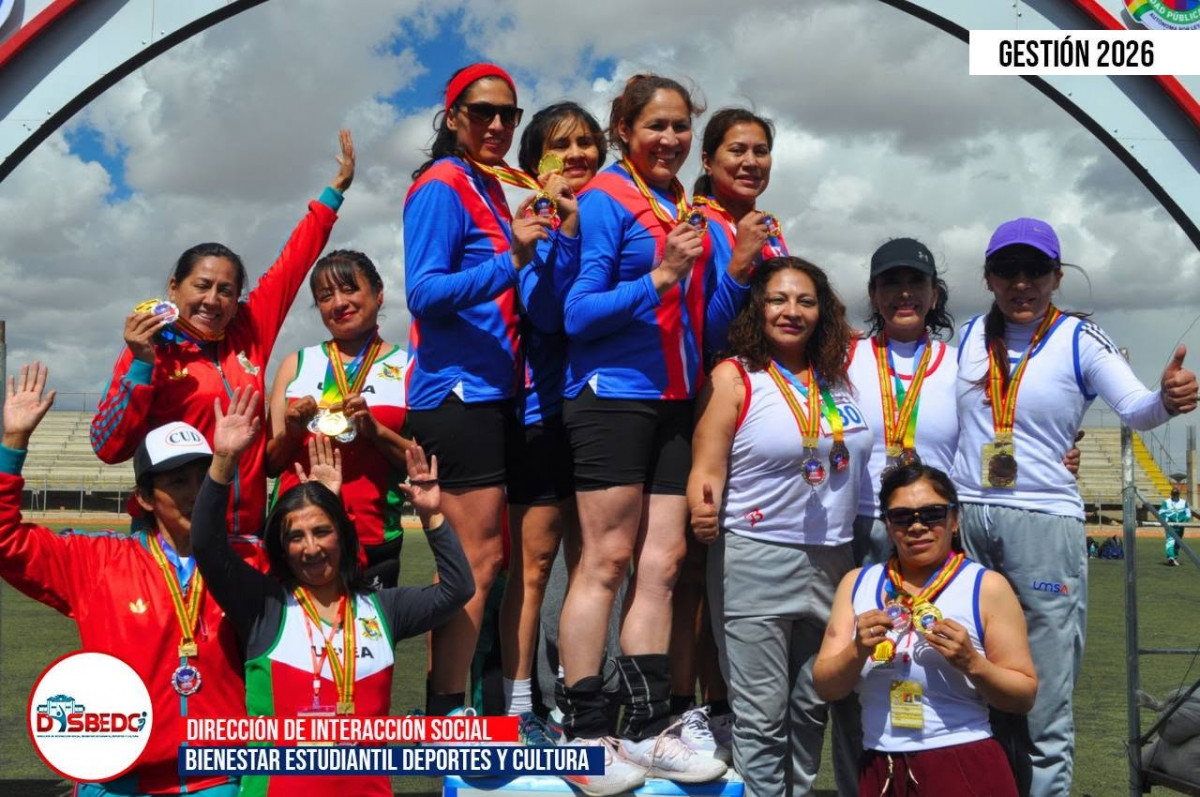 Premiación de la categoría femenina en las diferentes disciplinas de atletismo en el Estadio Cosmos 79.