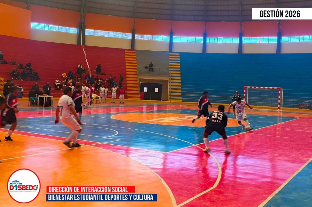 El futsal se vive con entusiasmo y pasión en el Coliseo Universitario de la UPEA.