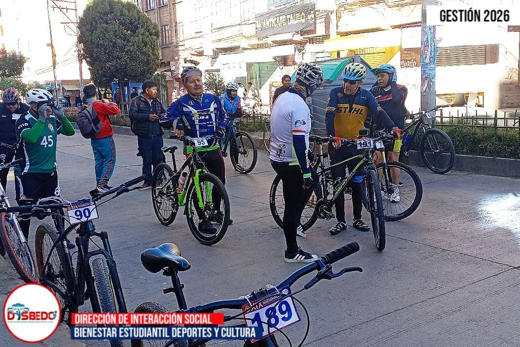 Docentes de las universidades públicas participaron con entusiasmo en la disciplina de ciclismo.