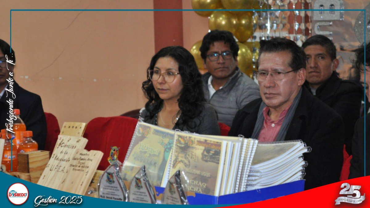 Estudiantes de la Carrera de Ciencias de la Educación “Sede Achacachi” presentan libros culturales