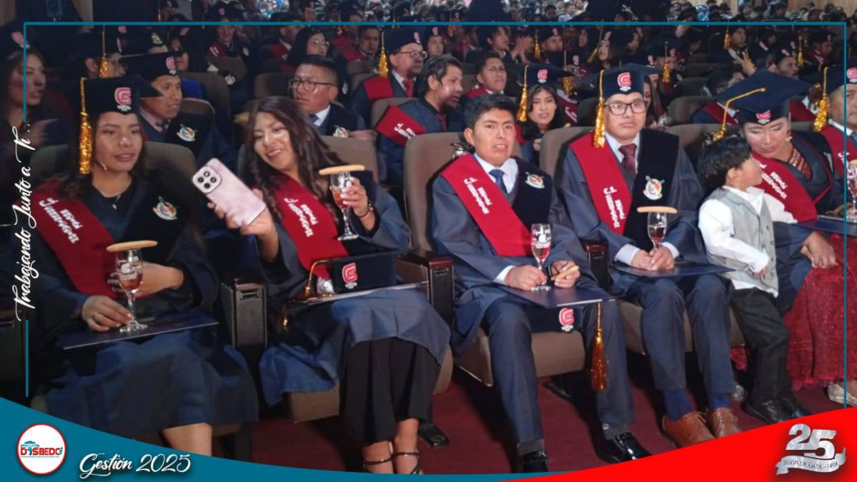 Presentación del Ballet Folklórico en el Acto de Egreso de la Carrera de Ciencias de la Comunicación Social