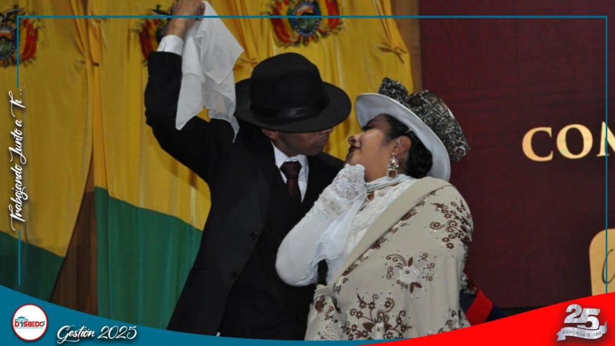 El Ballet Folklórico de la UPEA aporta color y tradición en la Sesión de Honor de Carrera Ciencias de la Comunicación Social