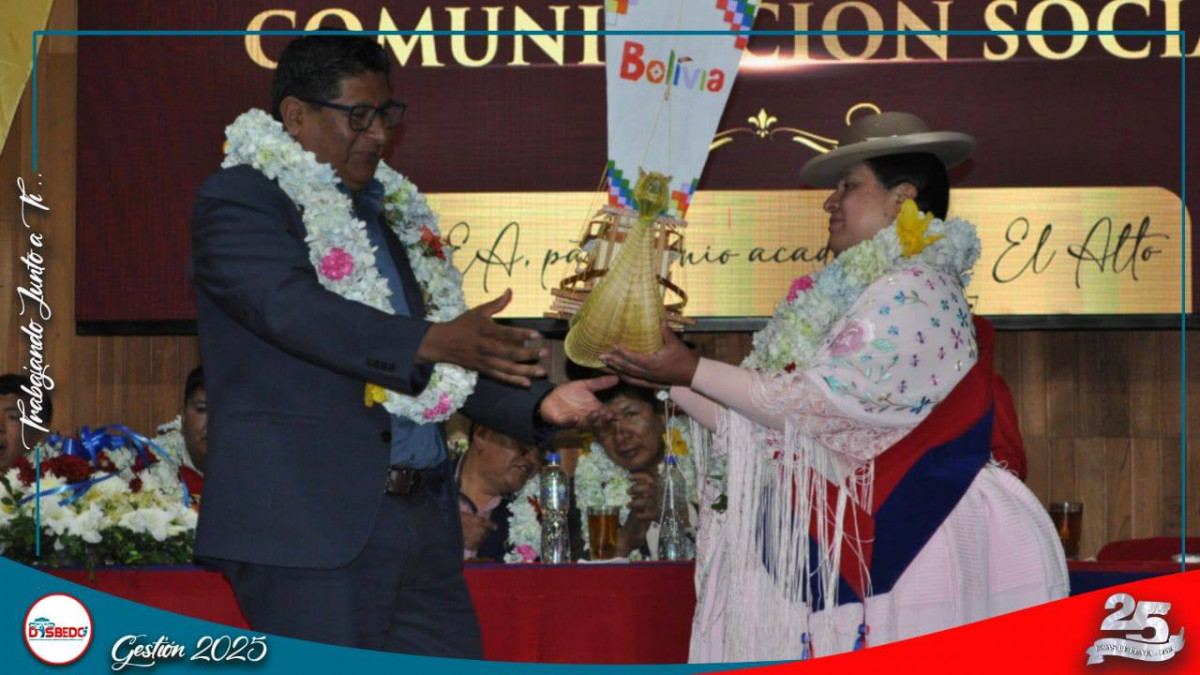 El Ballet Folklórico de la UPEA aporta color y tradición en la Sesión de Honor de Carrera Ciencias de la Comunicación Social