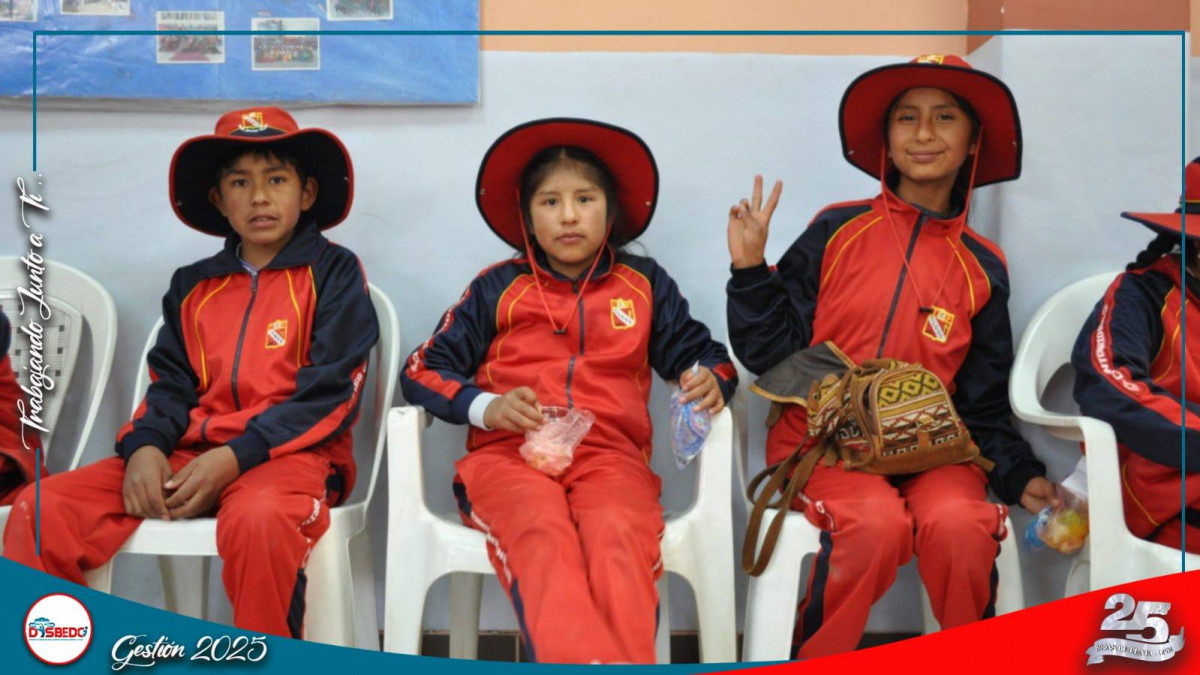 Estudiantes del colegio Centenario 891 de Juli visitan la UPEA y se inspiran en una futura vida profesional.