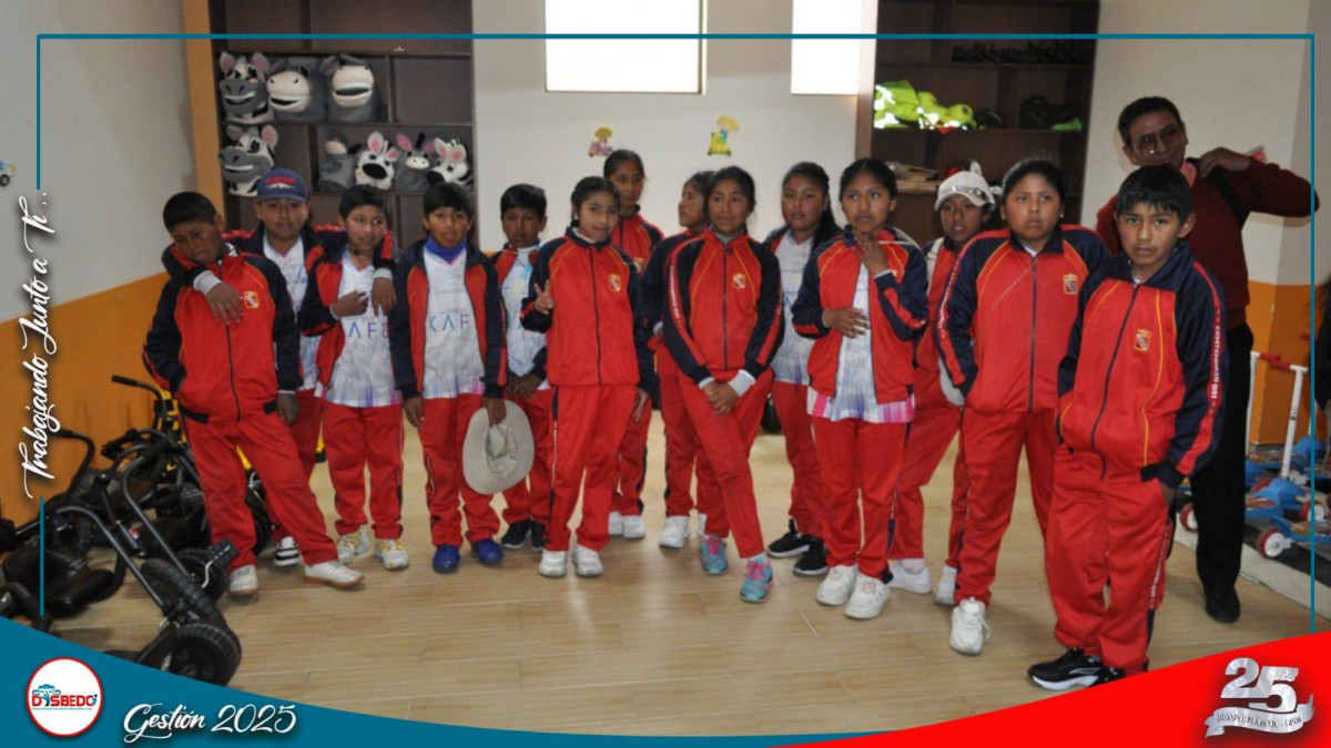 Estudiantes del colegio Centenario 891 de Juli visitan la UPEA y se inspiran en una futura vida profesional.